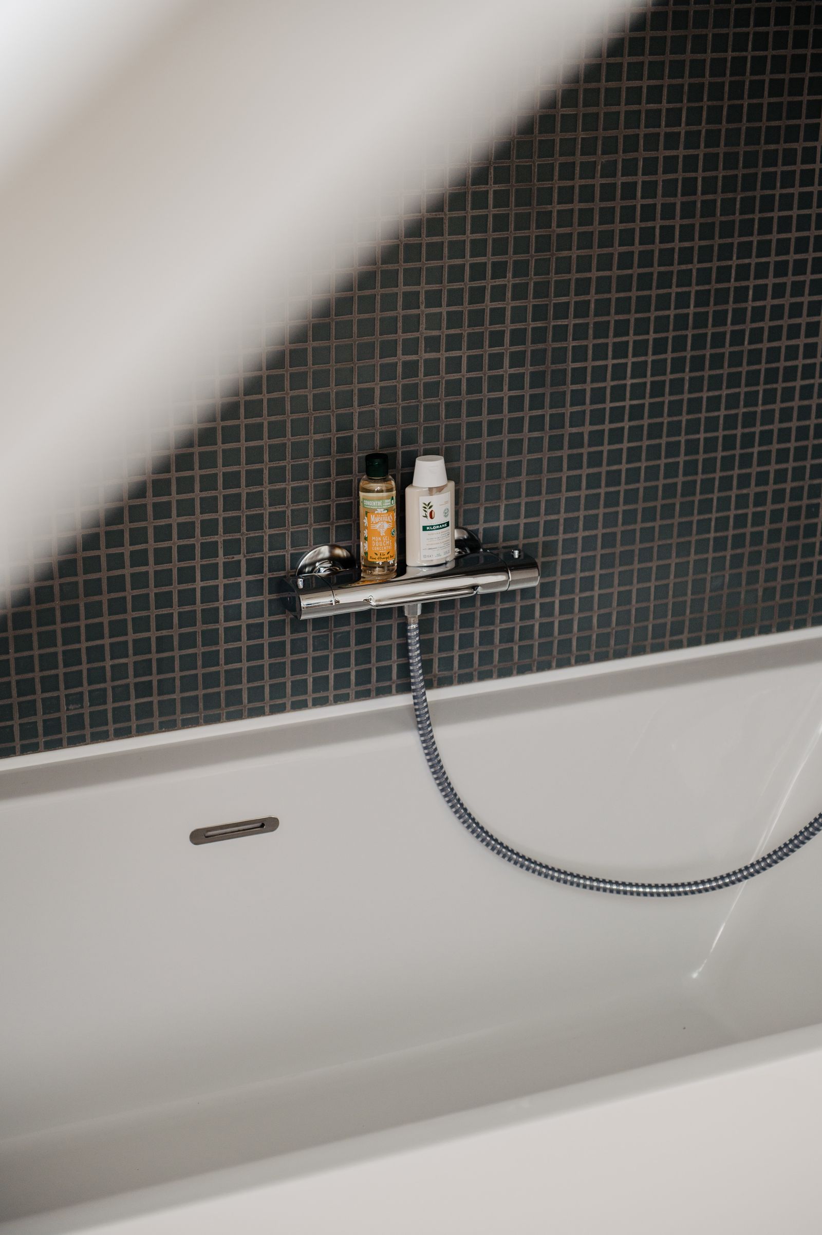 Die Badewanne im gemeinsamen Bad