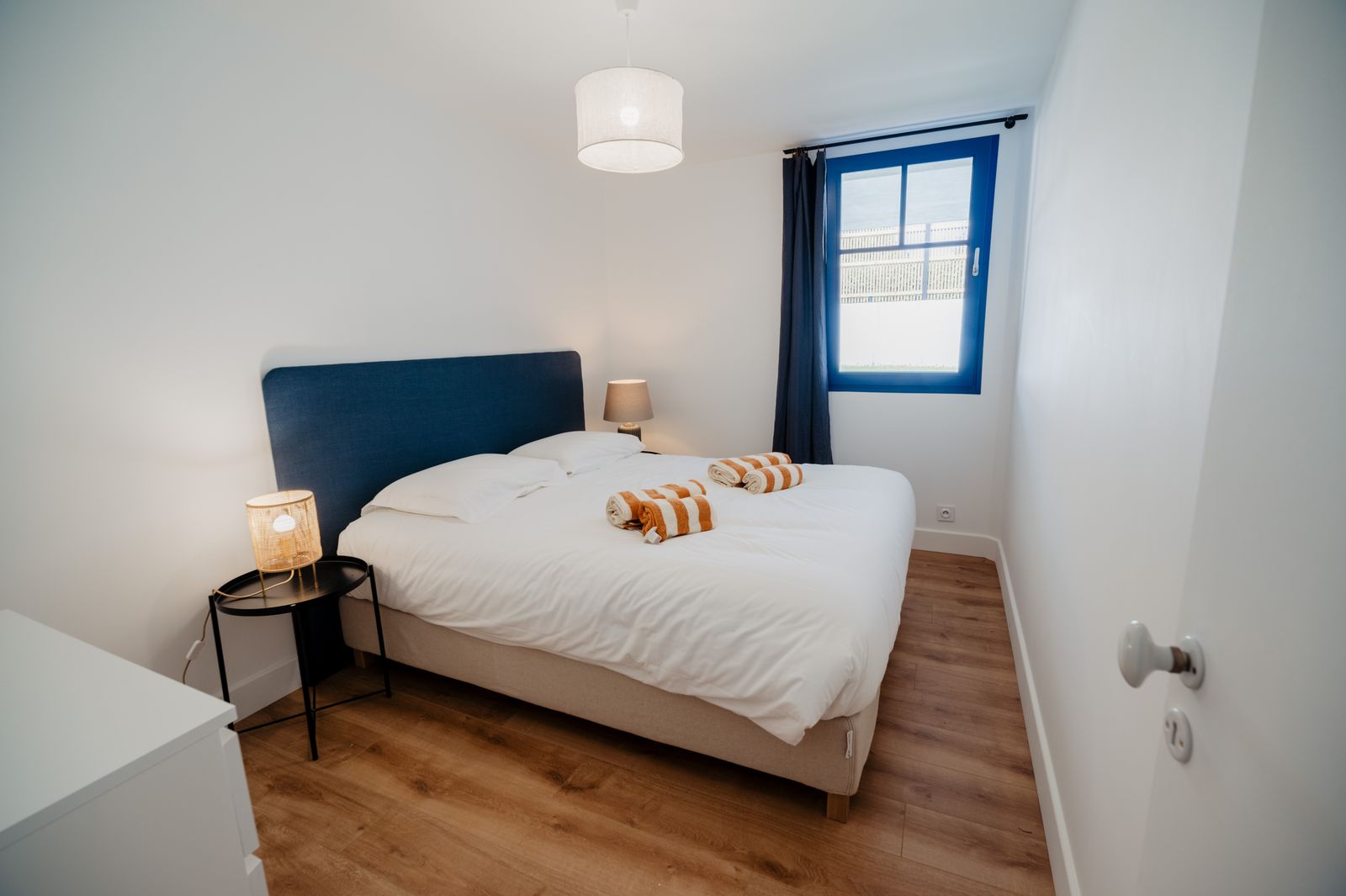Das Zimmer West mit blauem Kopfteil