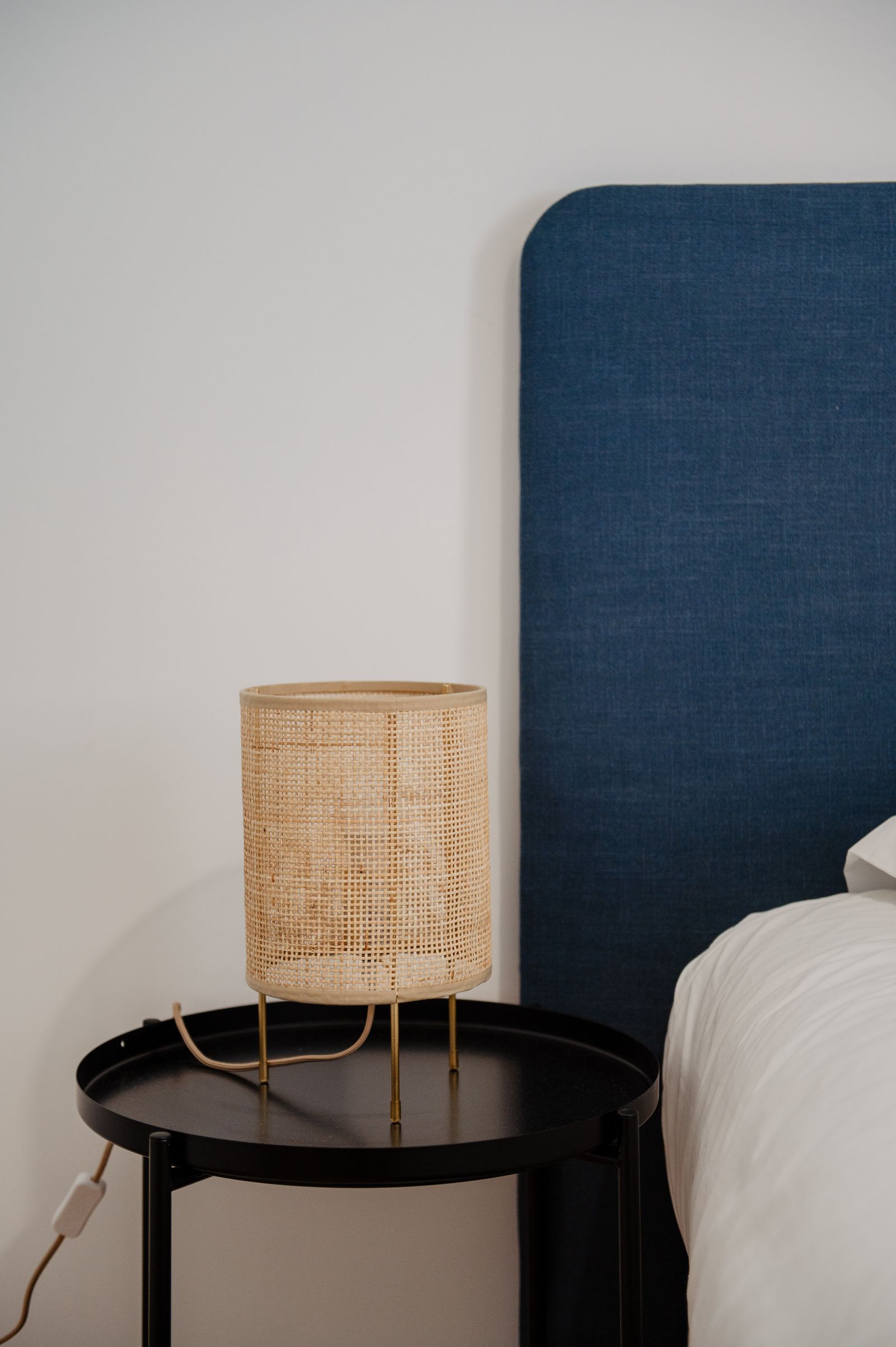 Das Kopfteil und die Rattanlampe