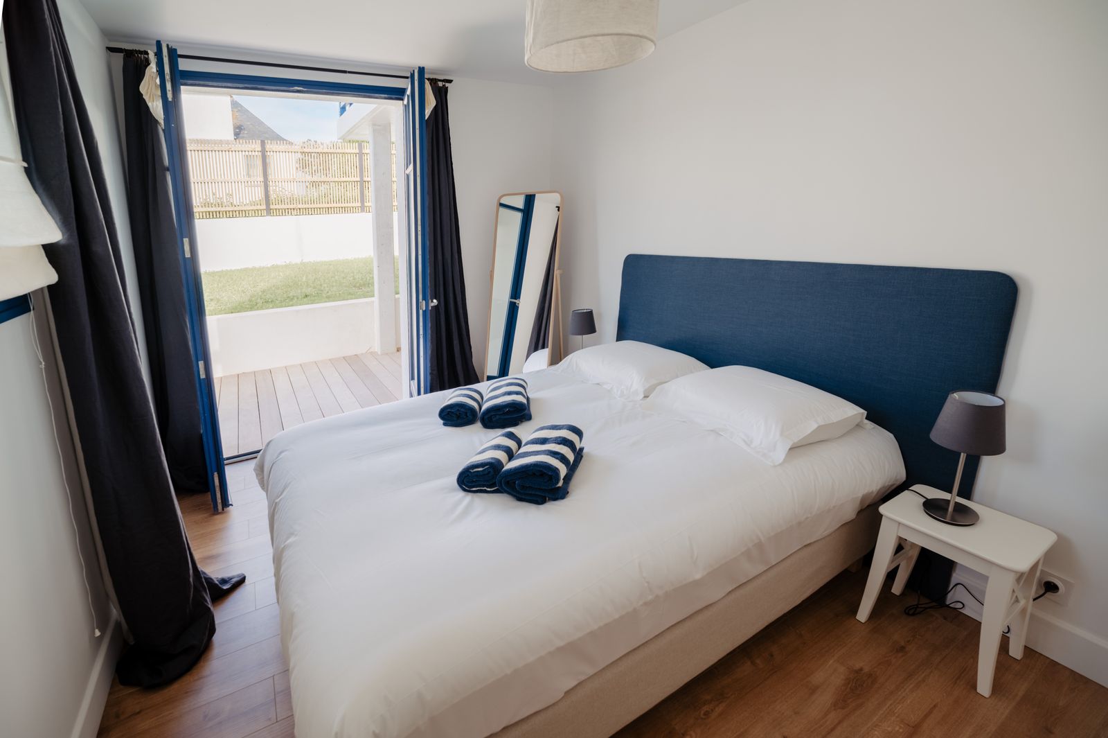 Das Zimmer Süd mit Zugang zu Terrasse und Garten