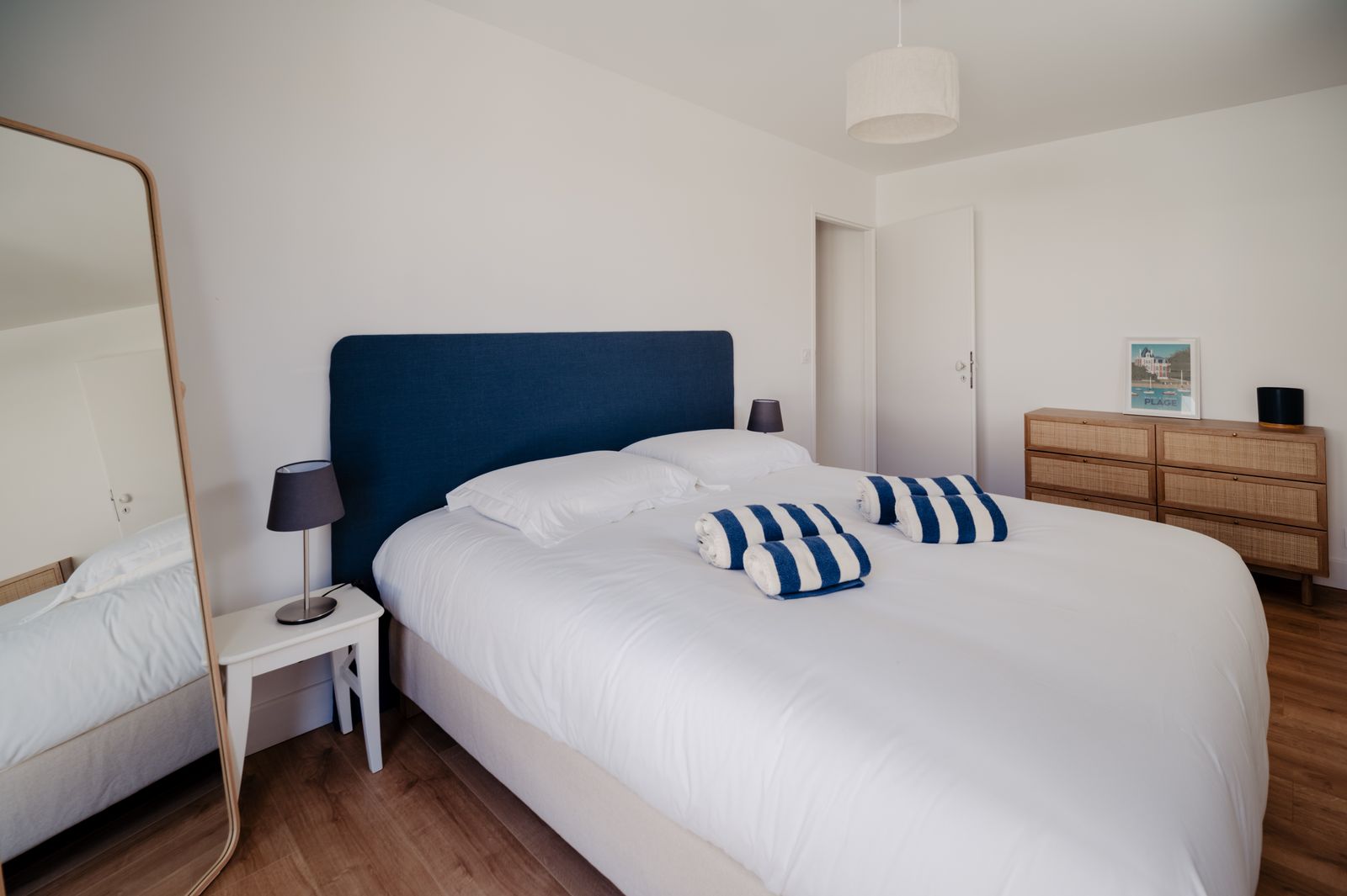 Das große Bett und der Spiegel