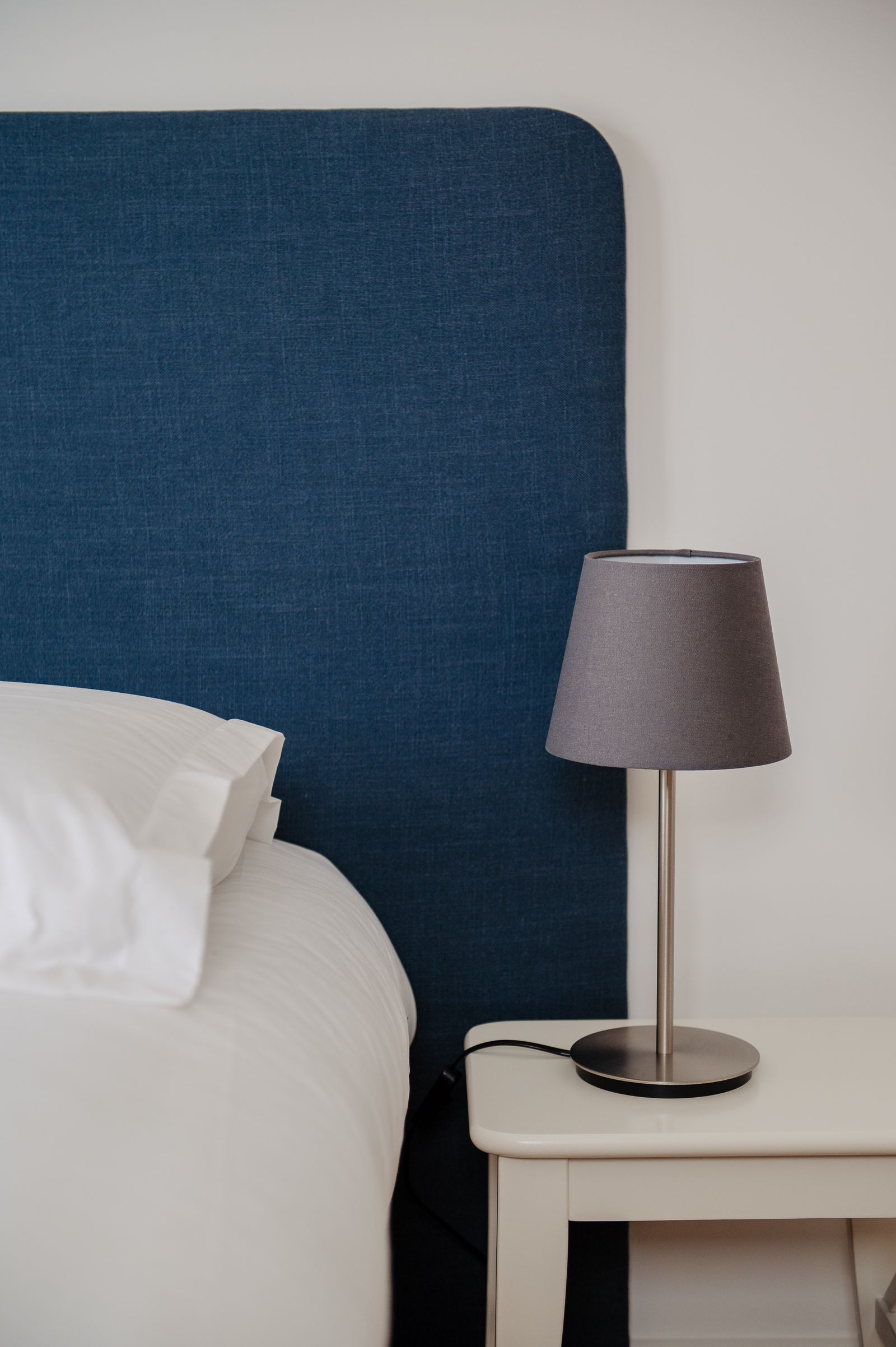 Blaues Kopfteil und Nachttischlampe