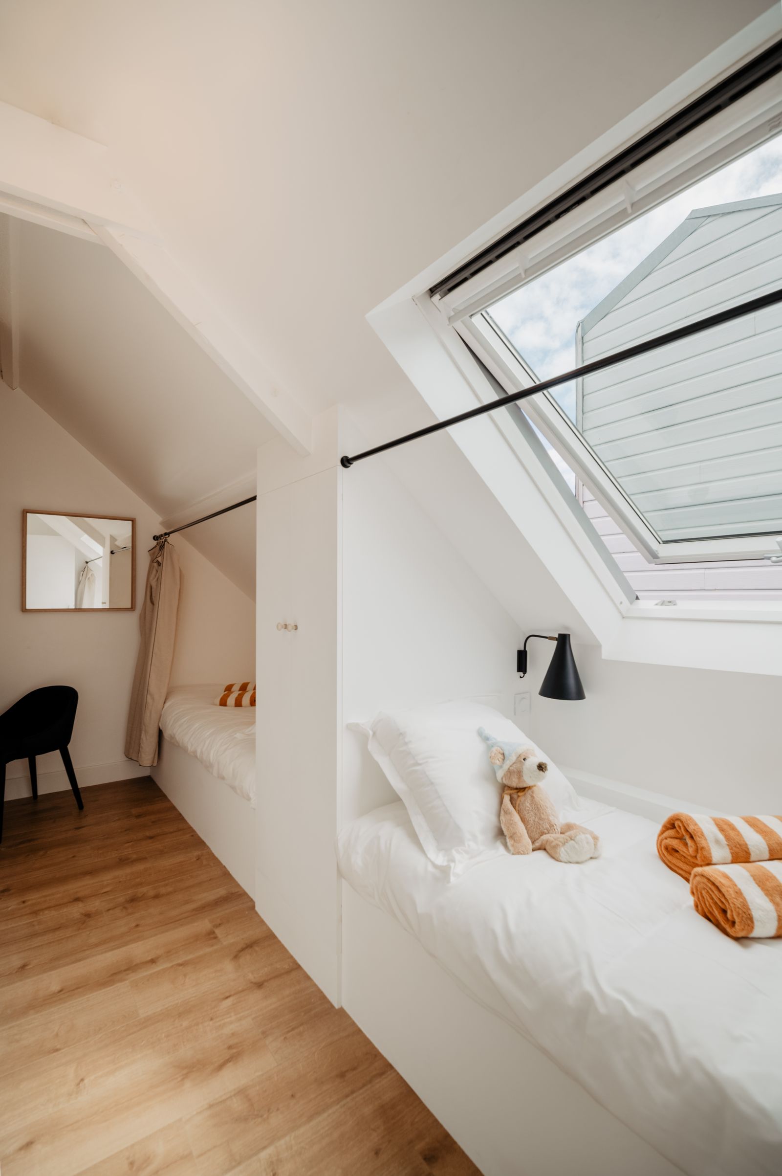 Das Zimmer von Inès und Olivia, kleine Betten unter der Dachschräge