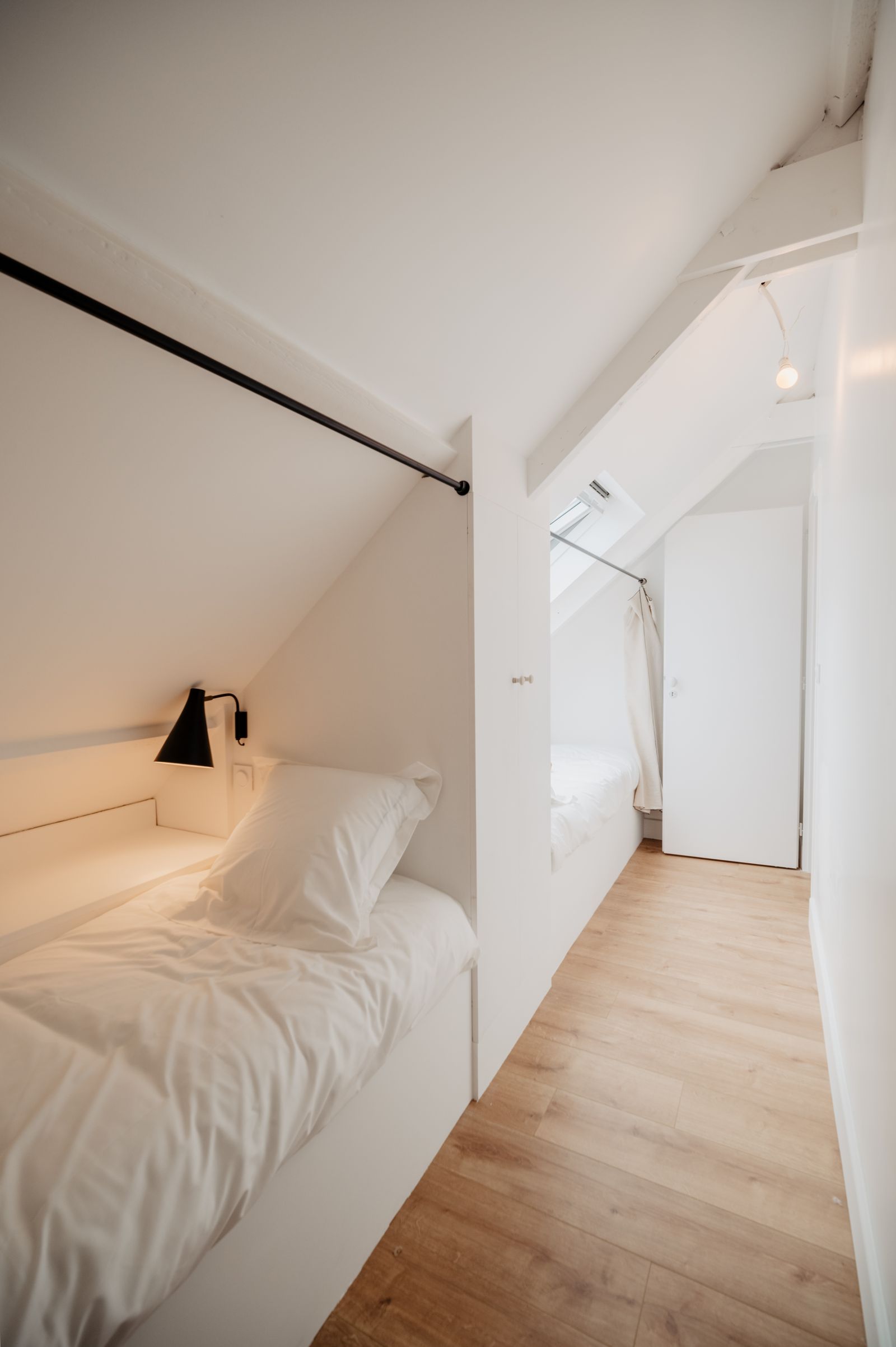 Ein Bett und die Tür zum Flur