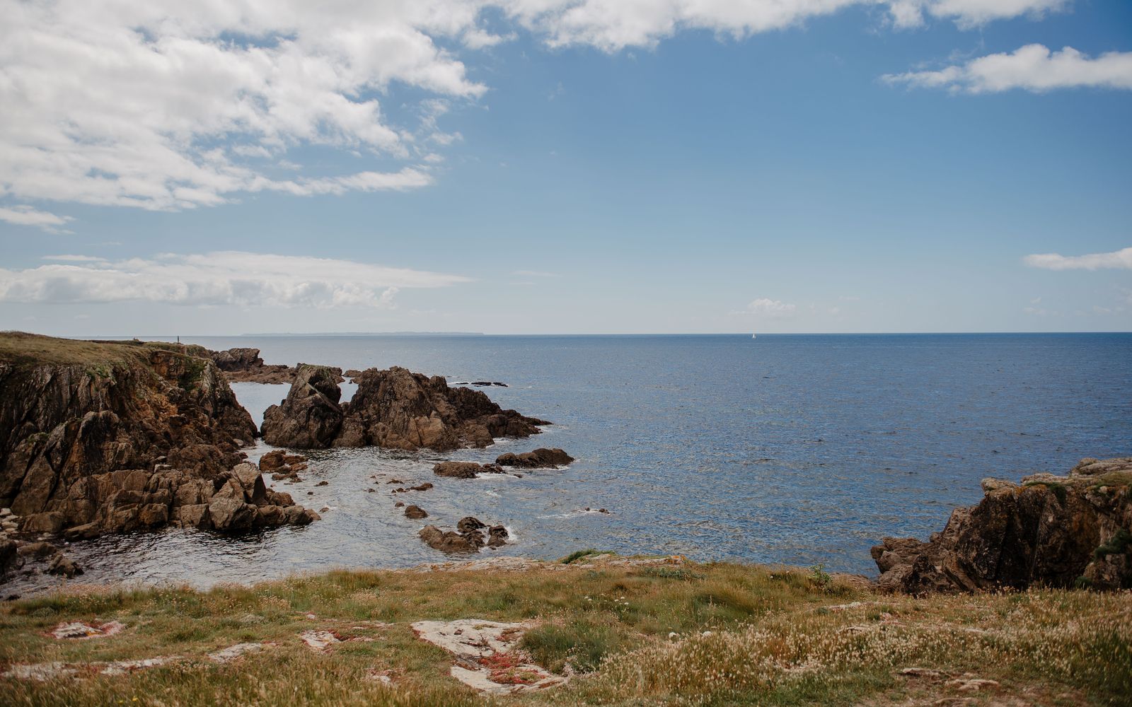 Rocks uncovered at low tide on the Clohars-Carnoët coast