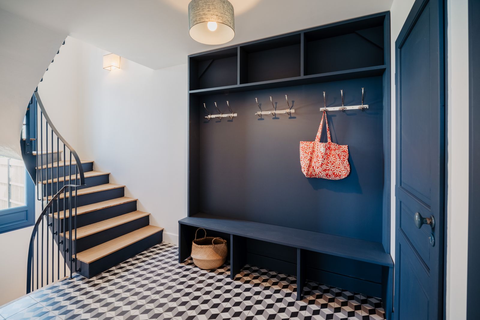 The first-floor entrance with a made-to-measure blue cupboard for raincoats and a chequered floor