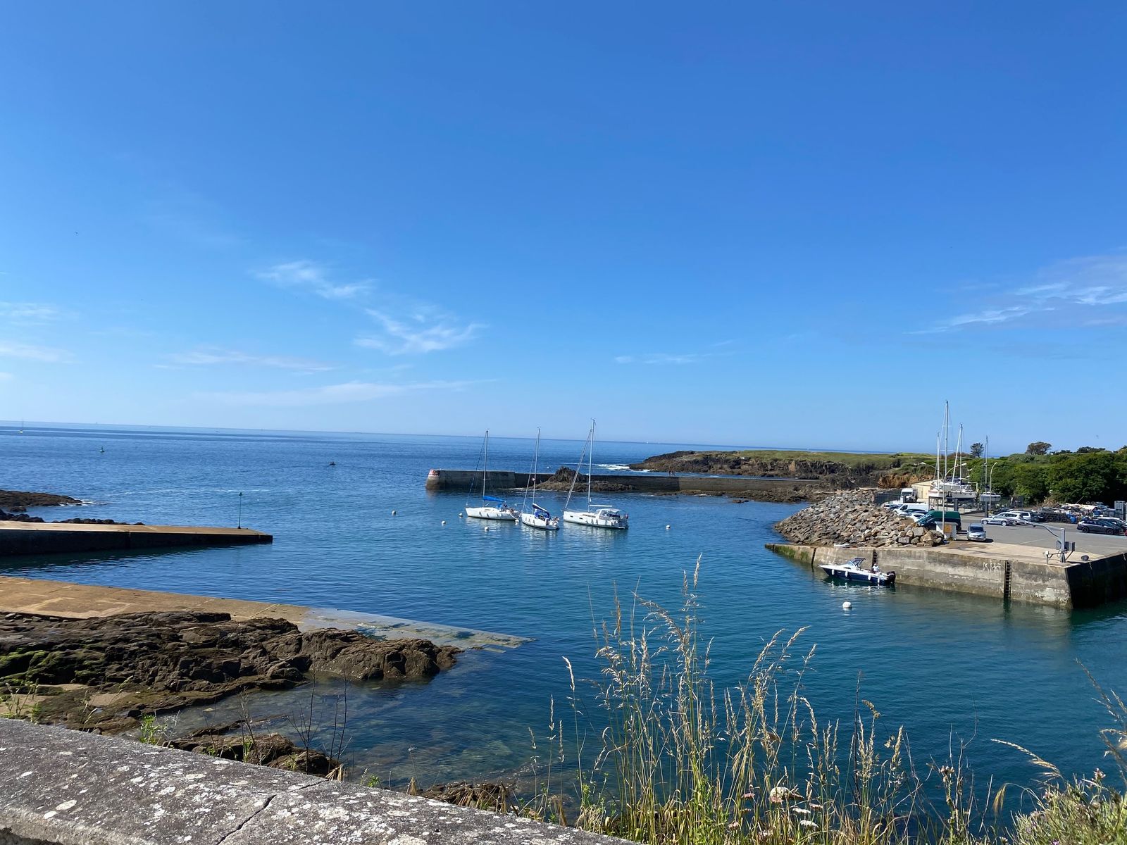 Clear water in Doëlan harbour at high tide