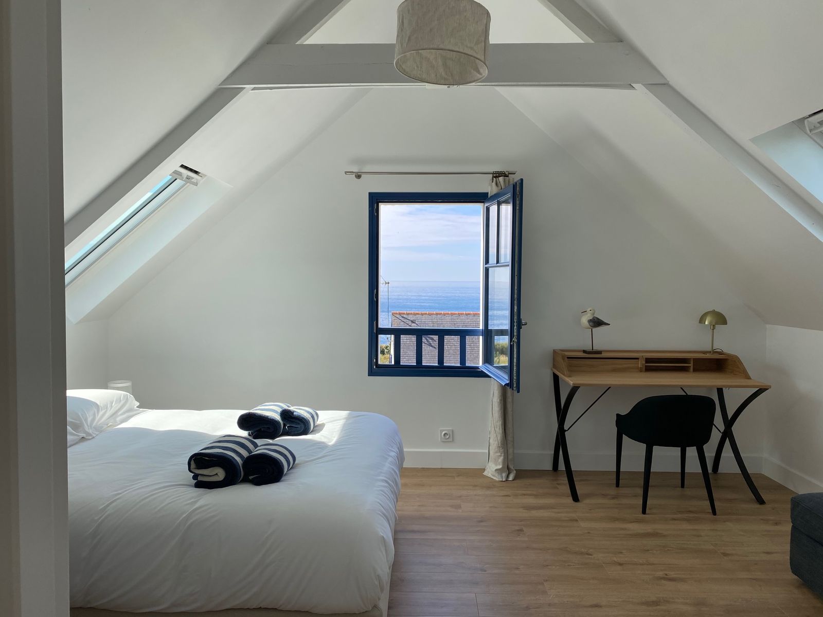 Der Schreibtisch vor dem offenen Fenster zum Meer
