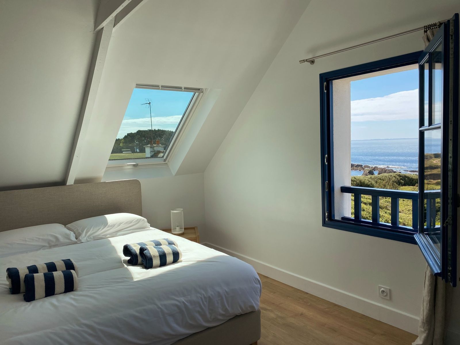 Das Bett mit Blick auf Fenster und Meer