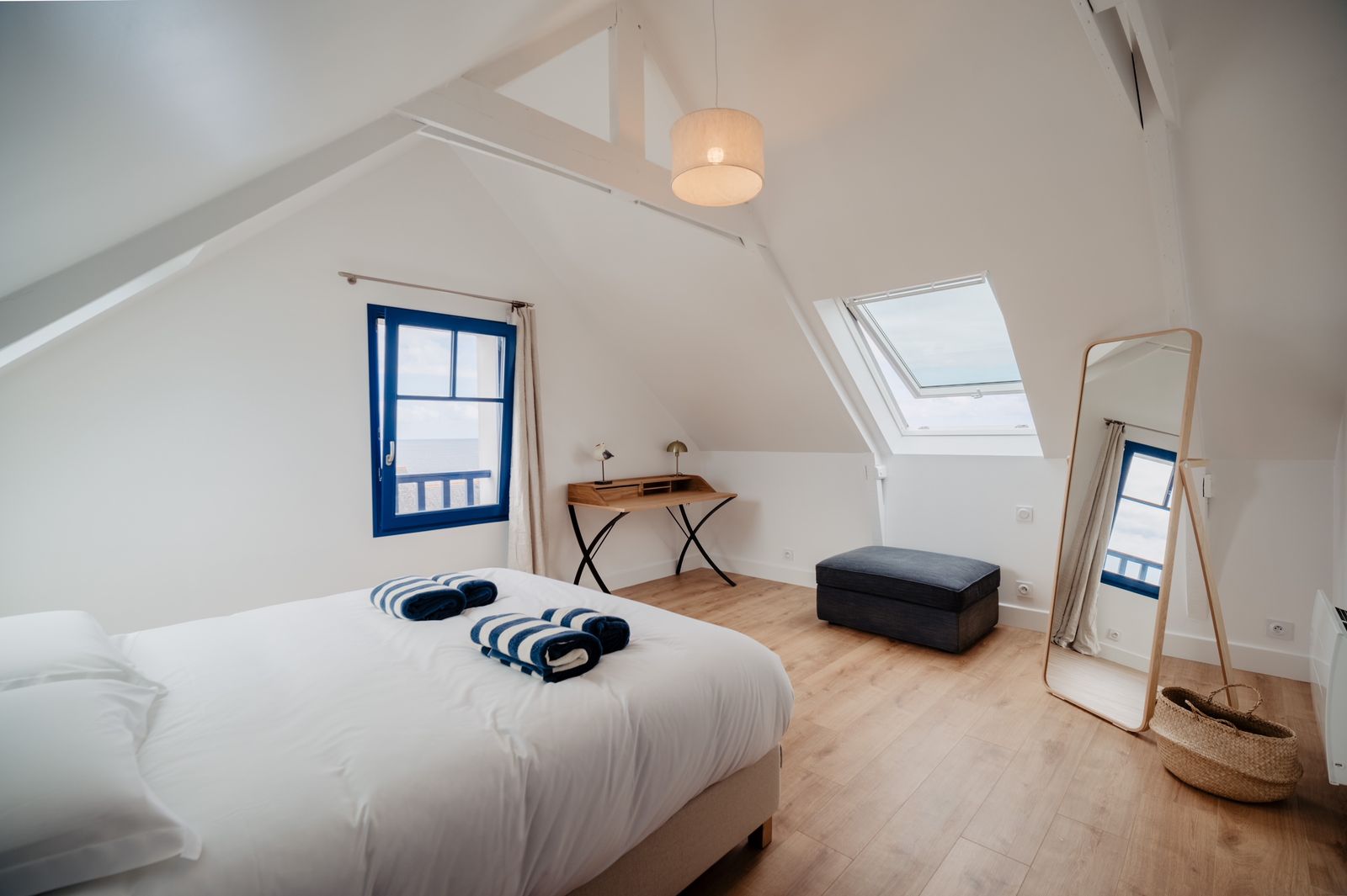Die Suite unter dem Dach, großes Bett vor dem Fenster