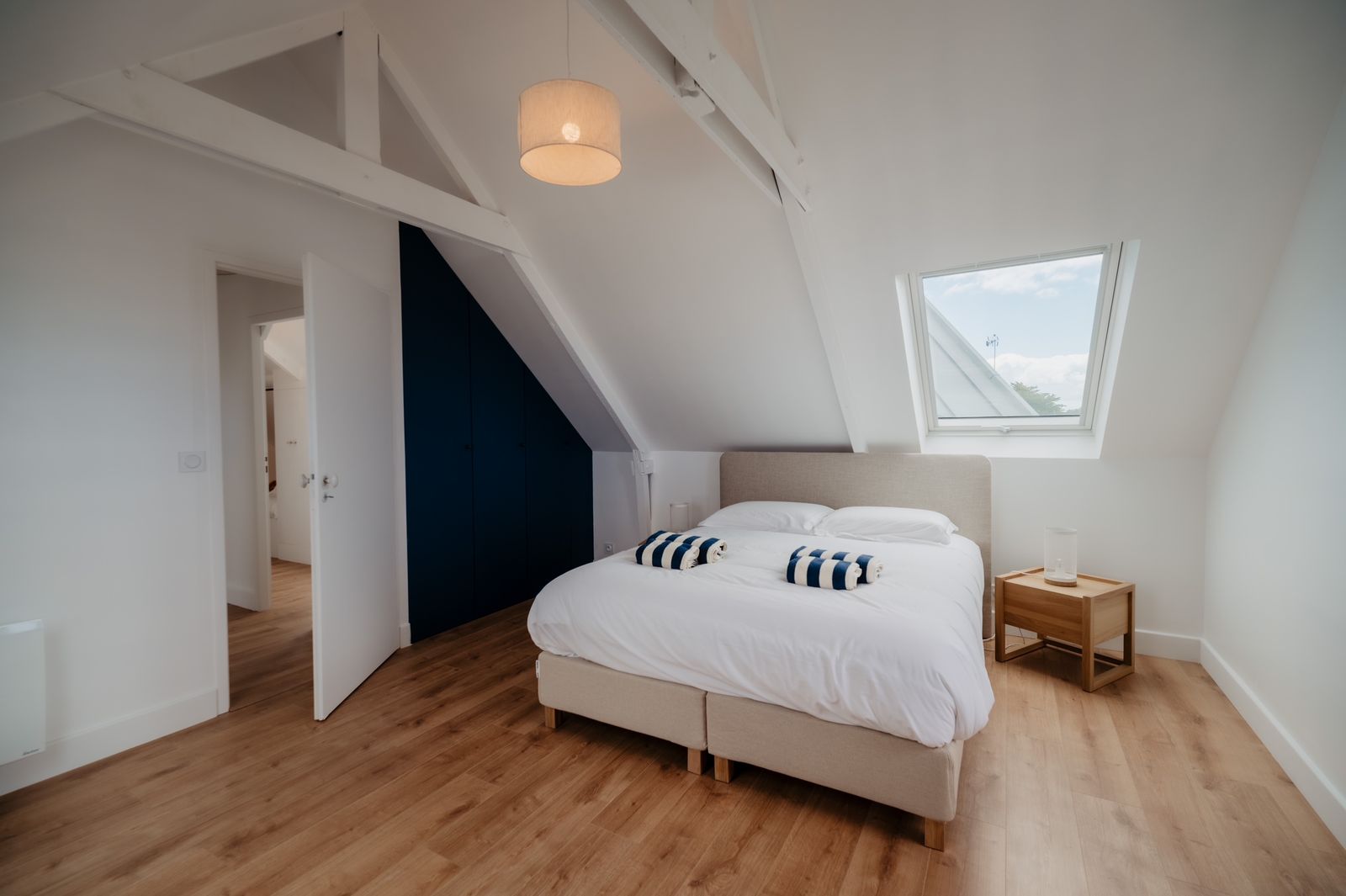 Die Suite, Dachfenster und blaue Tür